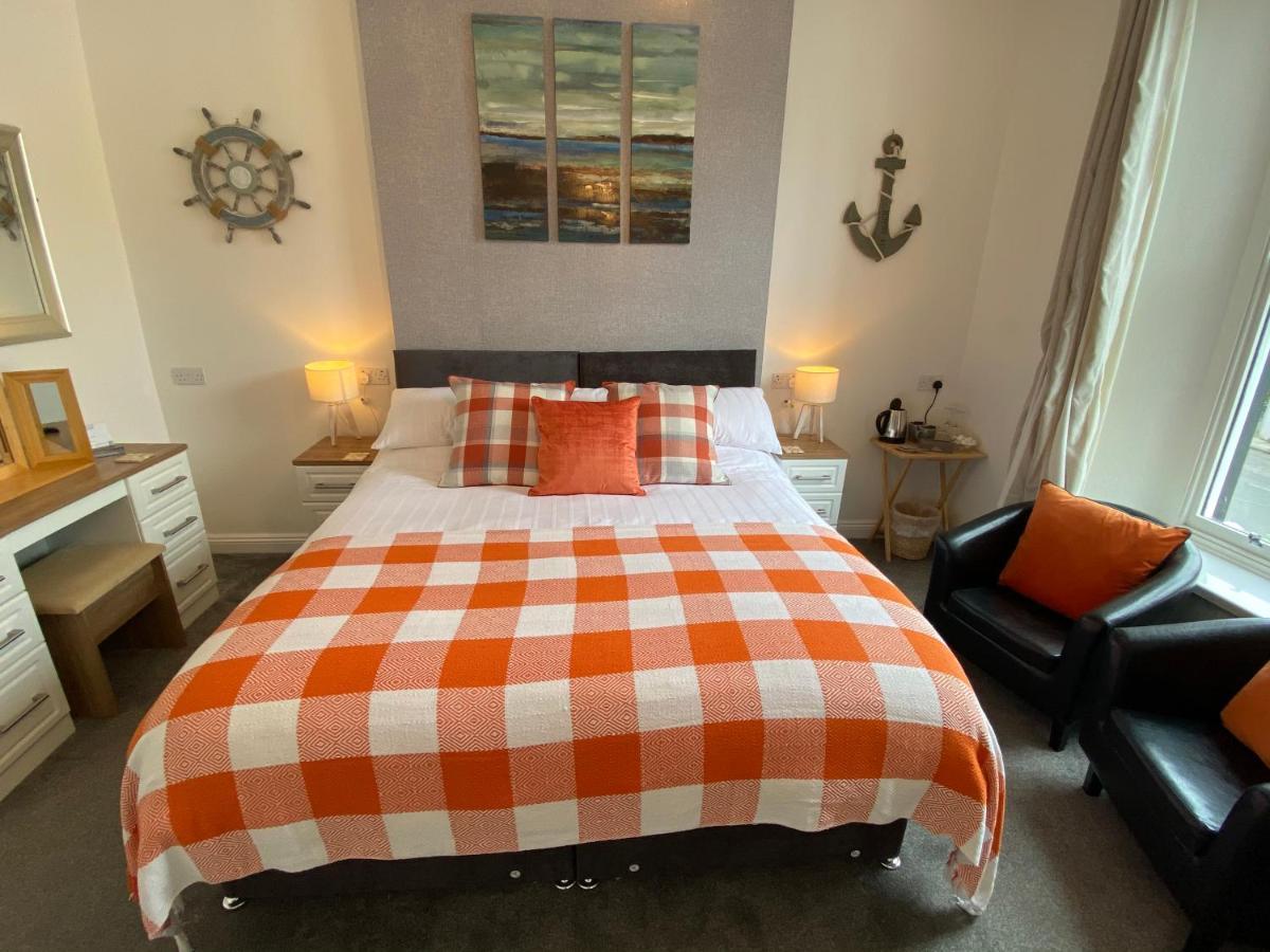 Coach Guest House Tenby Exteriör bild