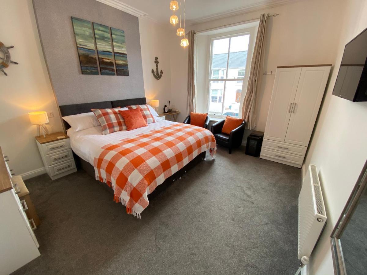 Coach Guest House Tenby Exteriör bild